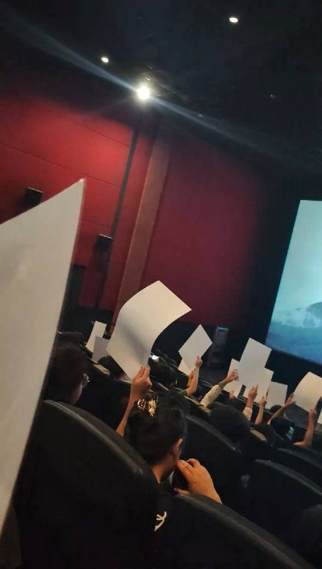 7月28日，合肥中影国际影城《蜘蛛侠：崭新之日》首映活动上，影迷双手高举电影海报，但是从另一个角度看起来，却像是手举白纸