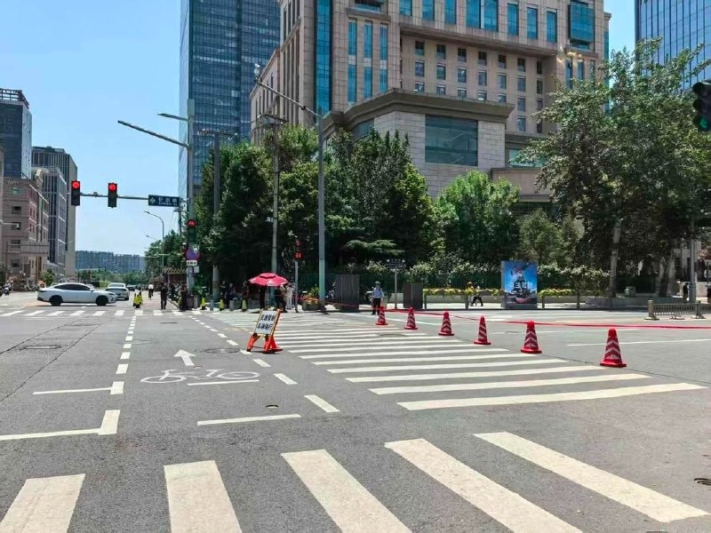 【北京中信大厦遭飞机撞击】后续:6月27日，北京中信大厦（中国尊）周边多条道路仍处于封控状态，多个路口有警力值守
