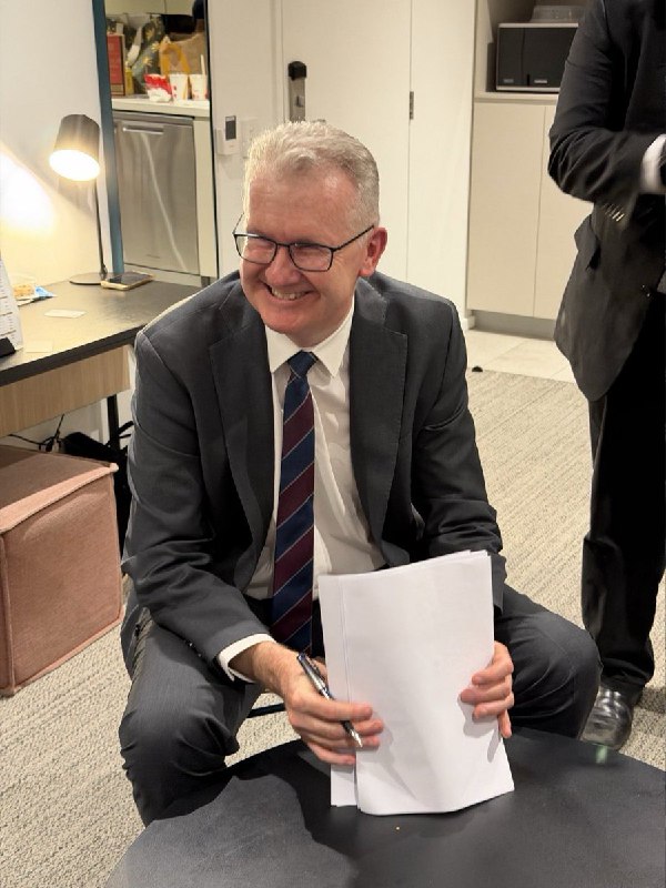 3月10日，澳大利亚内政部长亲自来到酒店，为5名伊朗球员签署了庇护文件