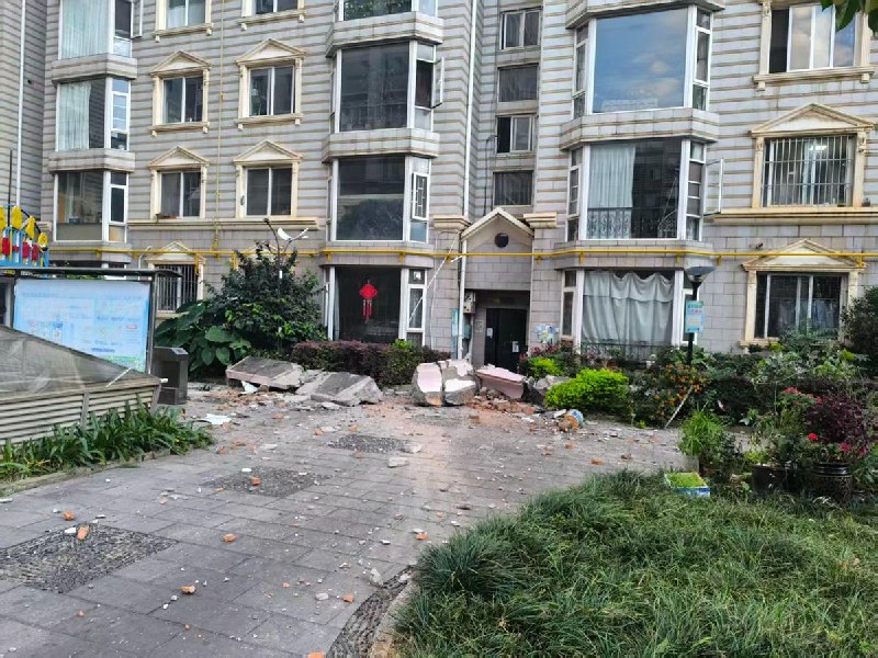 9月30日，云南昆明市盘龙区发生4.3级地震导致当地多处建筑严重受损