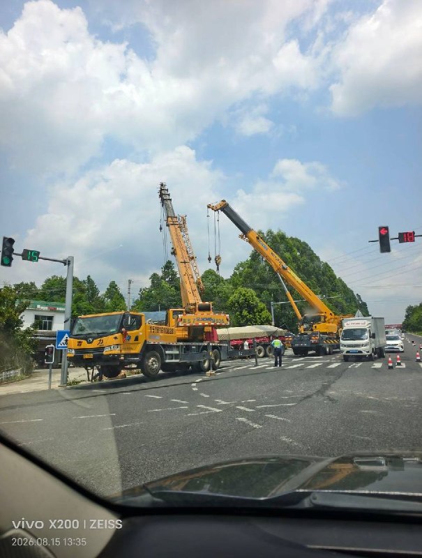 8月15日，四川省绵阳市，安州区安罗路附近发生一起三车相撞事故，客车和另外的货车被撞至路边
