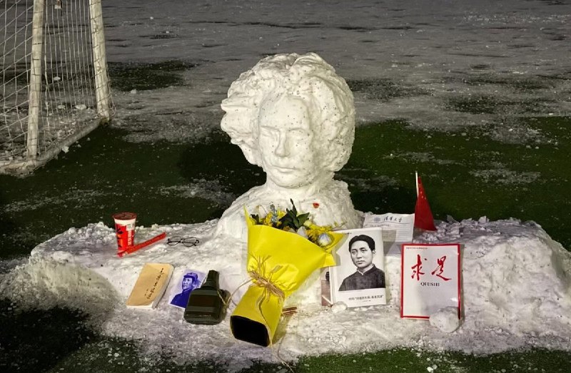 12月14日晚，清华大学的学生们在操场上用雪堆起毛泽东像，并进行纪念