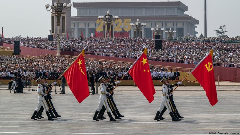 DW：这个政权稳如磐石在西方人看来，中国的政治体制是靠压制异议和对民众的监控得以维持的，而这样的统治模式很难长期存在下去