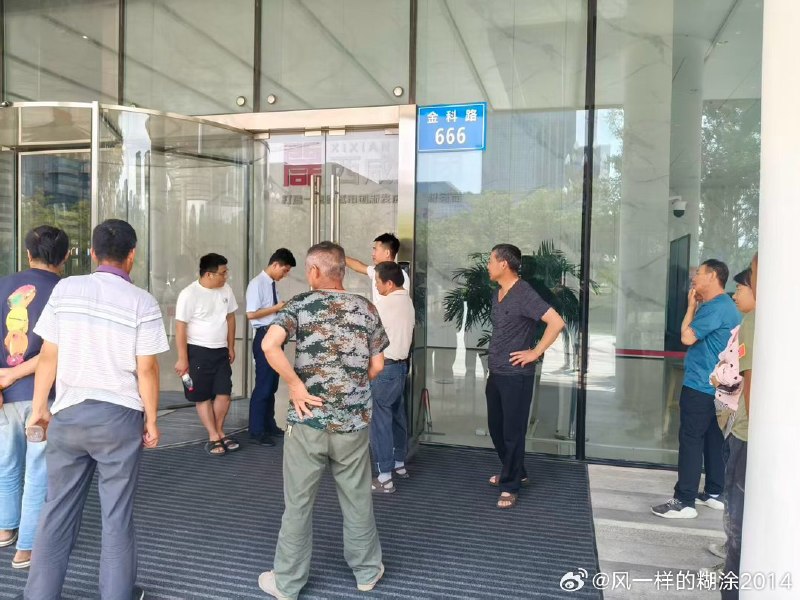 7月7日，陕西咸阳，陕建发展集团陕六建集团欠薪，工人堵门讨薪 