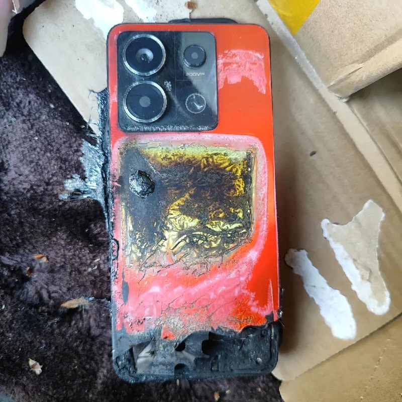 10 月 22 日，河南一女子在街头时，口袋中的红米 Note 13 Pro 手机突然爆炸