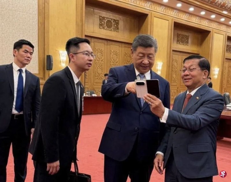 6月17日，缅甸国家元首社媒账号发布贴文称，敏昂莱与习近平举行会晤期间，习近平向他赠送华为最新款智能手机作为纪念礼物，敏昂莱亲自开箱试用
