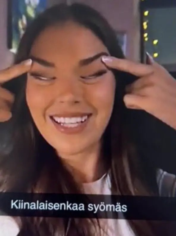 近日，原“芬兰小姐”莎拉·扎夫斯因在社交媒体发布的一张照片引发争议，该照片显示她手指拉扯眼角并附有“和中国人一起吃饭”的文字，被广泛解读为带有针对亚洲人的歧视意味