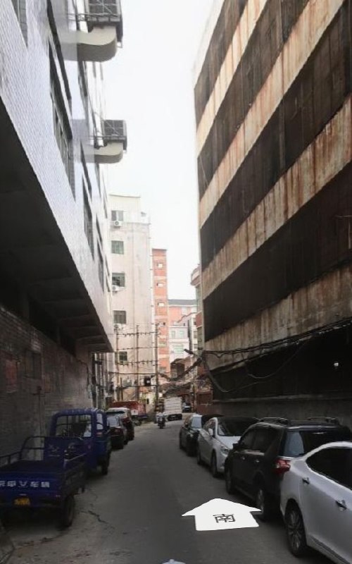 福建晋江鞋厂火灾造成28人死亡后，有网友通过百度地图历史街景发现，涉事厂房正面看起来较为正规，但背面却长期被铁网、铁皮和杂物封堵