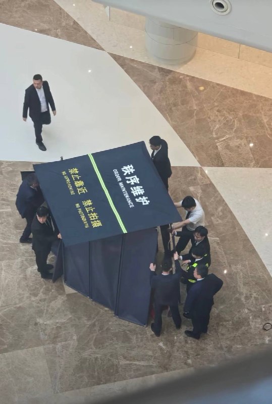 网友投稿：4月23日，天津万象城一女子穿着红裤子红袜子红鞋子跳楼查看原文网友投稿：4月23日，天津万象城一女子穿着红裤子红袜子红鞋子跳楼查看原文