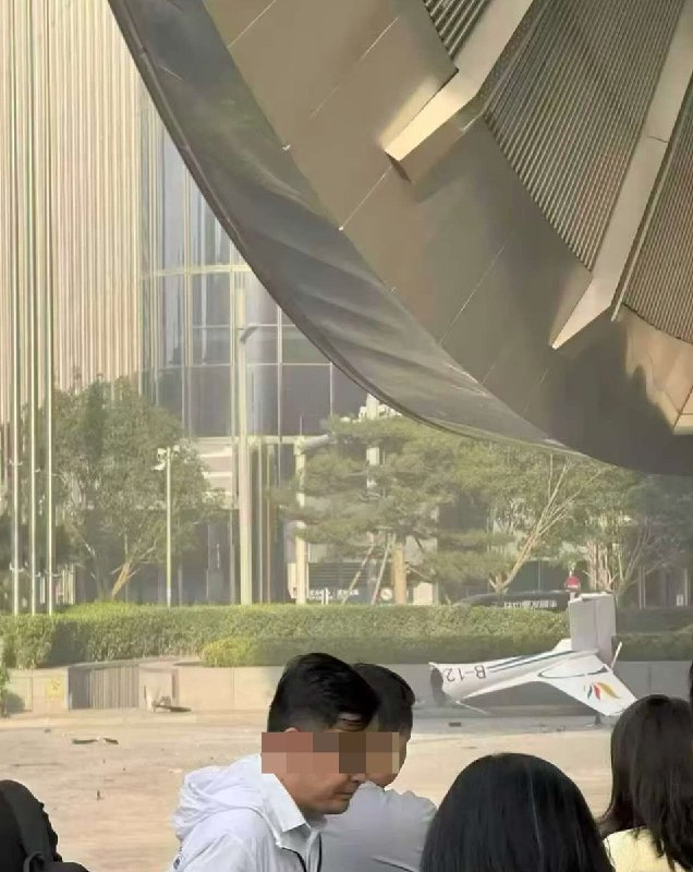 北京中信大厦被撞击现场的残骸查看原文北京中信大厦被撞击现场的残骸查看原文