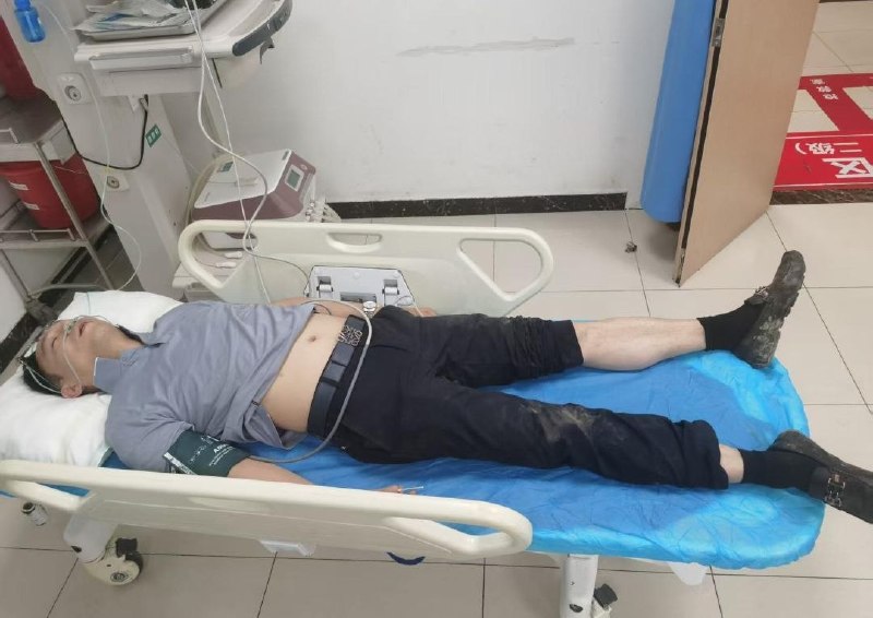 武汉武昌废危实验室后续：一名居民在混乱中疑似晕厥，被带上救护车查看原文📝 引用推文:近日，武汉武昌核心区爆发群体抗议：2亿危废实验室建在居民楼旁，全网封锁“失联”​湖北武汉武昌区公正路周边爆发大批居民集体维权行动