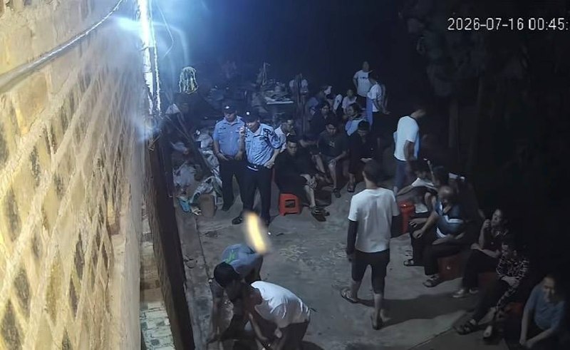 7月16日，在晋江火灾中遇难工人的家属于凌晨遭到警方上门