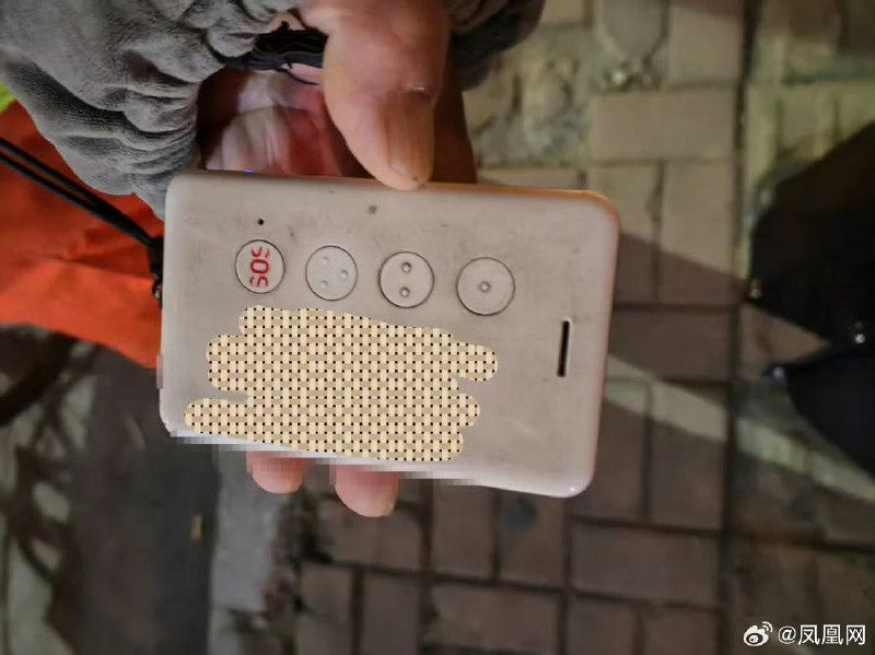 环卫工人时薪仅3元，甚至不如充电宝2月11日，据凤凰网报道：月薪仅2000元的环卫工人，正被困在无形的“电子镣铐”之中