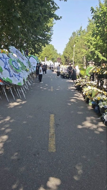 7月4日，西安市长安区西安殡仪馆门口 摆满了群众为赛格跳楼事件中的遇难者严先生送来的花圈和鲜花