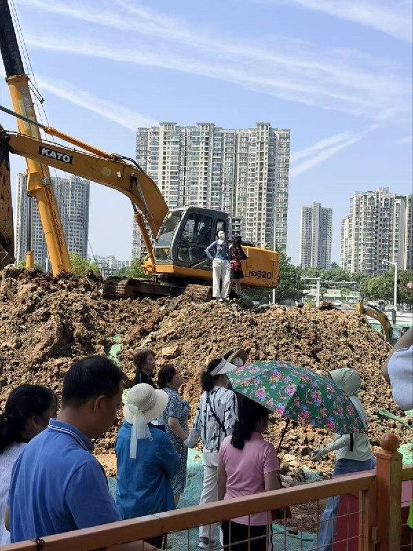 6月10日，武汉武昌华中危废实验室维权事件，工地以及开始施工，附近的居民在工地维权，孕妇也顶着炎炎烈日在现场维权查看原文📝 引用推文:近日，武汉武昌核心区爆发群体抗议：2亿危废实验室建在居民楼旁，全网封锁“失联”​湖北武汉武昌区公正路周边爆发大批居民集体维权行动