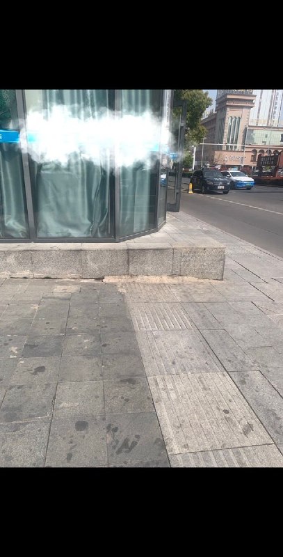 4月1日，安徽省淮南市，网友拍下当地派出所竟然建在盲道上，而远处牌子上的标语：诚乃立身之本 ，信为道德之基