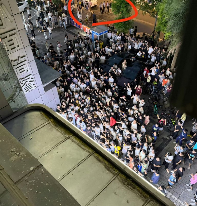 网友投稿围堵发生时，警察就在不远处闲聊
