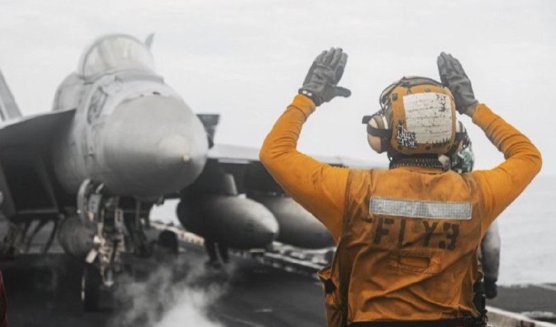 “打脸伊朗，美国司令部发布林肯号航母画面”3月26日，美国中央司令部发布了林肯号航母作业的画面