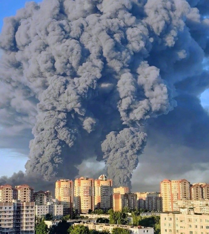 7月18日，俄罗斯莫斯科州埃列克特罗斯塔利的Wildberries大型物流中心遭乌克兰无人机袭击后起火