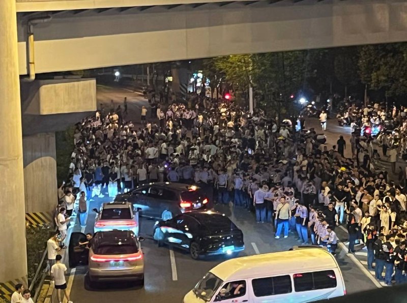 【合肥爆发反垃圾站堵路抗议】后续，大批警察和便衣在道路上组成人墙，对周边道路实施临时封控