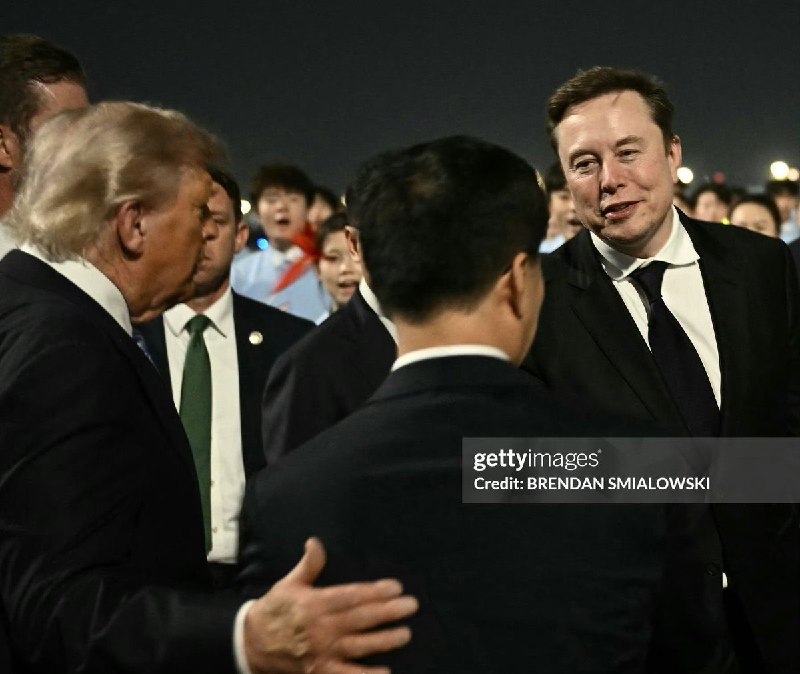 在随行人员中，距离特朗普最近的商界代表为马斯克和黄仁勋