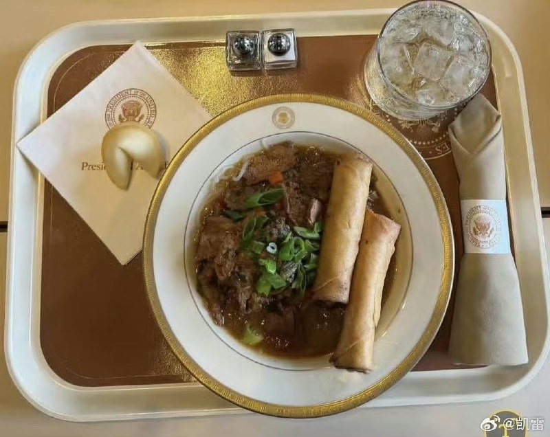 本次特朗普访华，多位记者晒出了他们吃的总统专机美式中餐：牛肉青椒炒面、春卷、幸运饼干