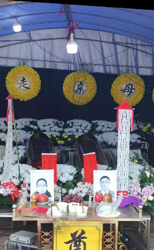 晋江鞋厂火灾遇难者葬礼现场照片查看原文📝 引用推文:伯斌，易明霞，重庆垫江人查看引用原文晋江鞋厂火灾遇难者葬礼现场照片查看原文📝 引用推文:伯斌，易明霞，重庆垫江人查看引用原文