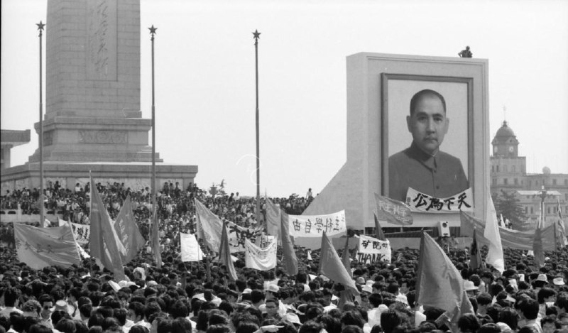 #你没看过的六四 系列图片展16“天下为公”这张珍贵的照片摄于1989年5月4日前后，天安门广场上的人民英雄纪念碑旁矗立着巨幅孙中山画像