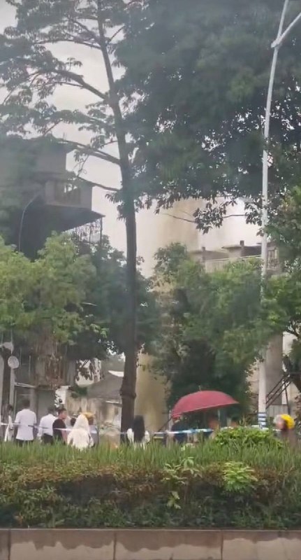 网友投稿:6月8日下午2时许，广东省揭阳市古城区域，在进行地质钻探勘察作业时，钻到地下有毒气体，未及时疏散周边居民，等到傍晚时才发现大量在家中毒昏迷的住户，来了十多辆120救护车，来来回回运送病人，数十人被送往医院抢救