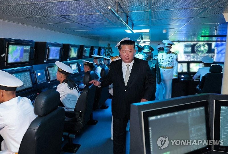 金正恩携女儿参加驱逐舰”姜健