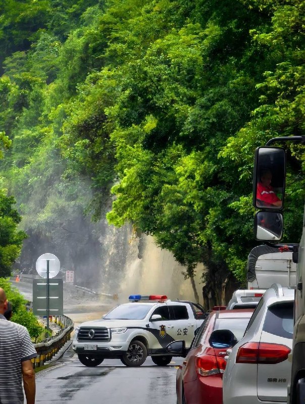7月18日，重庆持续强降雨过后，多地出现山体滑坡等地质灾害