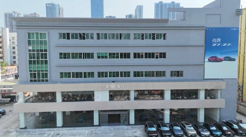 9月11日，广东深圳宝安区创业二路，华为鸿蒙智行用户中心（享界、智界、尚界）门店，多名工人爬上楼跳楼顶维权