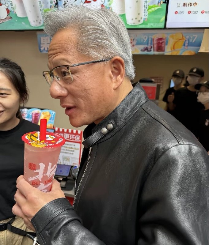5月15日，黄仁勋没跟着特朗普一起，转头跑去胡同里吃炸酱面去了