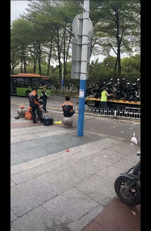 “疑似钓鱼执法”3月26日，广东顺德一外卖站点邀请交警到场对外卖骑手们开展安全培训