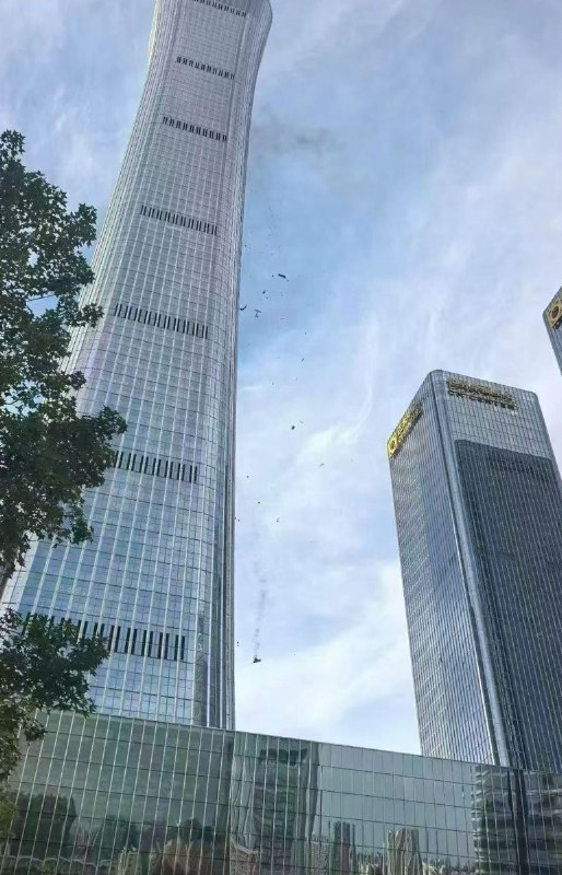 6月26日傍晚，北京中信大厦被一架小型飞机撞击，原因不明