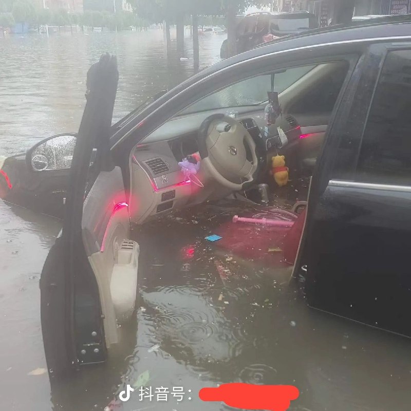 辽宁抚顺暴雨成灾，被淹轿车内小熊维尼挂件意外抢镜近日，辽宁抚顺遭遇强降雨