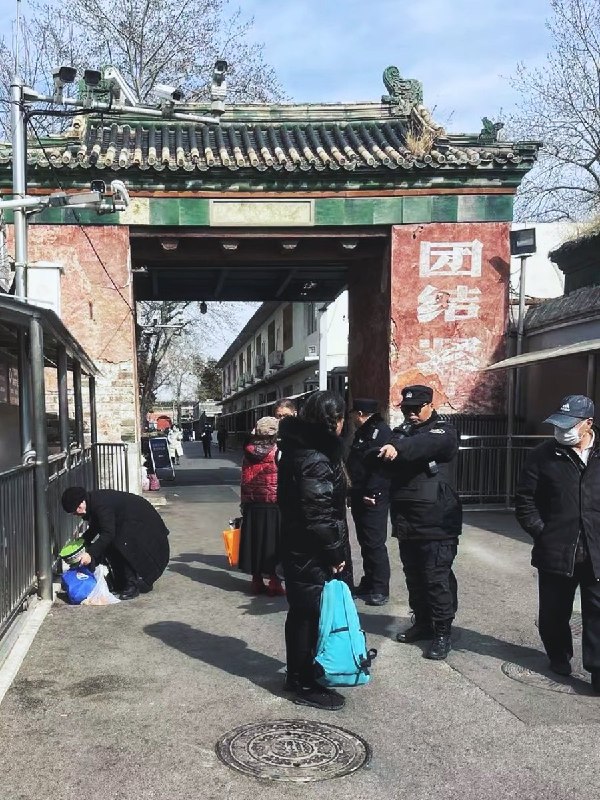 RT @Cyberxinfang: 牌楼是北京市西城区永定门西街的上访胡同里的标志性建筑