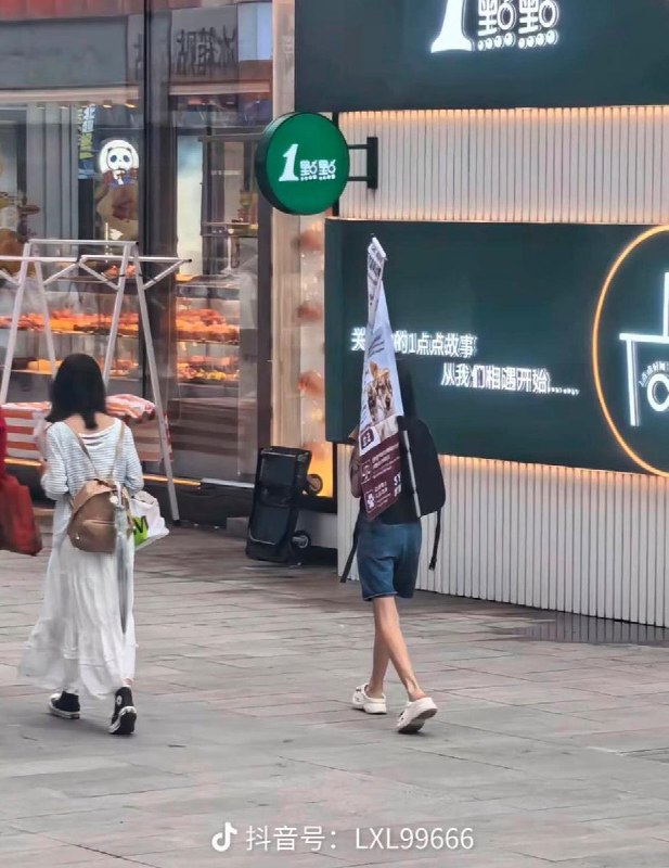 近日，辽宁沈阳，两名女子背着印有“反对虐待动物”字样的旗帜走上街头，呼吁反对虐待动物，并推动完善动物保护相关立法