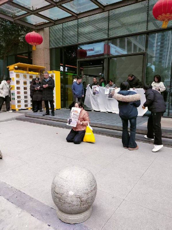 据悉，这位武汉佰思杰科技有限公司，24岁就猝死的程序员 叫 刘升朝，家属们在公司门前下跪拉横幅维权
