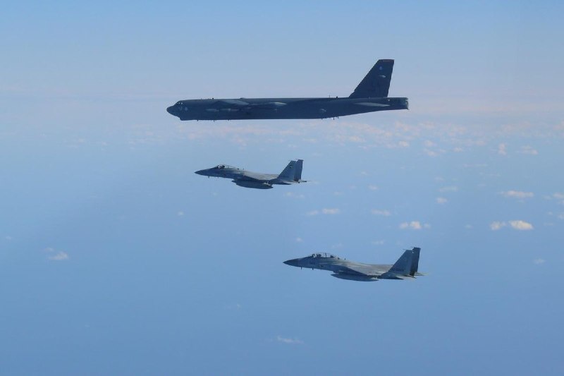 12月10日，美国空军具备核打击能力的B-52H“同温层堡垒”战略轰炸机，近日与日本航空自卫队战斗机编队飞越东海及日本海域，进行双边联合演练与武力展示