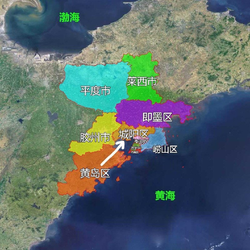 8月3日清晨，青岛黄岛仓库大火产生的浓烟大范围扩散，大片灰黑色烟层笼罩天空，有网友称浓烟已飘至即墨、城阳等区域