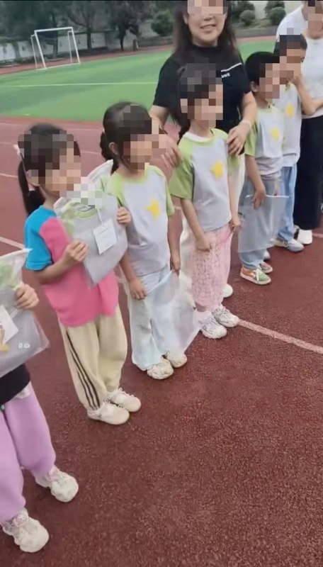 女子捐300套衣服，捐赠者却被写成义工联副会长儿子的公司10月16日，据封面新闻报道，在广州开服装店的小茜通过九江义工联合会，向江西老家的学校捐赠300套衣服，事后却发现，当地媒体报道的捐赠方成了联合会副会长谢某儿子经营的公司
