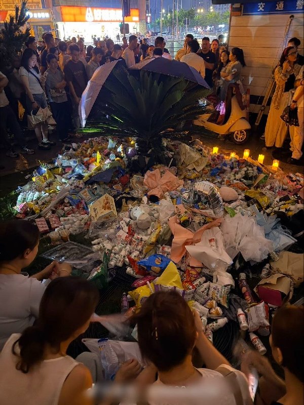 6月22日晚，大量前来悼念的民众自发聚集在一起，围成圆圈并点燃蜡烛