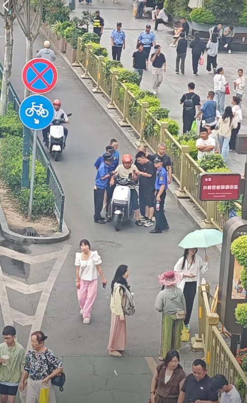 7月2日，西安赛格小寨天桥周边目前全是警察、城管和保安