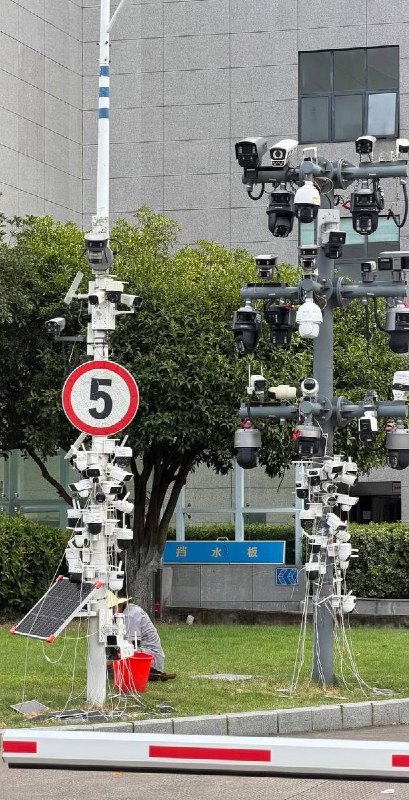 8月10日，网友分享了浙江杭州海康威视总部门口的测试架，上面密密麻麻挂满了各类用于监视的摄像头