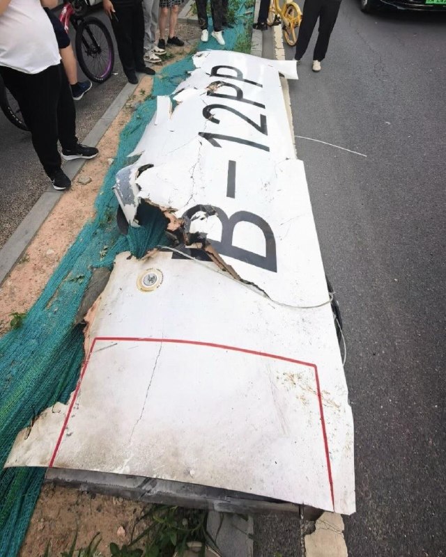 北京中信大厦被撞击的小型飞机的残骸查看原文📝 引用推文:北京中信大厦被撞击现场的残骸查看引用原文北京中信大厦被撞击的小型飞机的残骸查看原文📝 引用推文:北京中信大厦被撞击现场的残骸查看引用原文