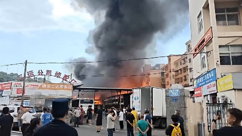 7月21日，浙江瑞安市安吉路发生火灾，现场火势凶猛，剧烈燃烧产生大量黑烟查看原文7月21日，浙江瑞安市安吉路发生火灾，现场火势凶猛，剧烈燃烧产生大量黑烟查看原文
