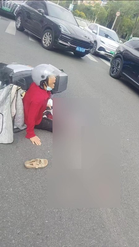 福州长乐公交事故致一年级学生死亡，内部续报两提“舆情管控”网友投稿：10月23日早晨，福建福州长乐区发生一起公交车事故，一名小学生遇难