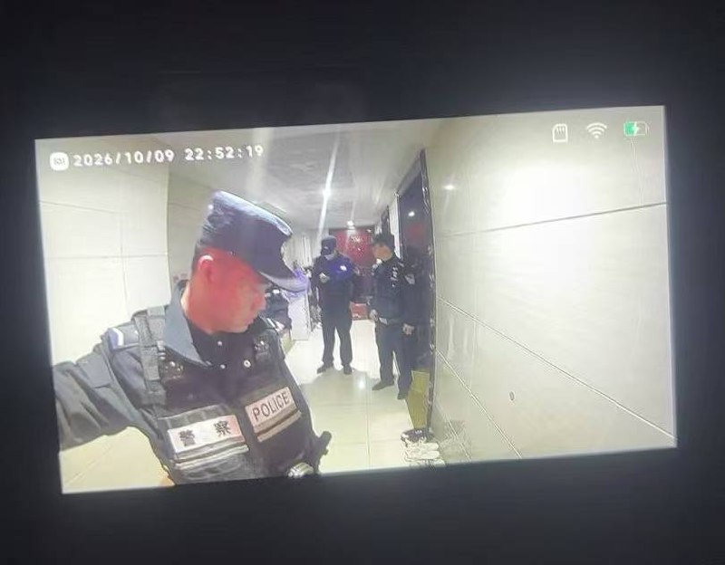 网友投稿：10月9日，警方在浙金中心及章家坝接访点部署大量警力，部分维权者仅因在维权群内发布“团结一心，永不放弃”等言论，便遭多批警力深夜上门滋扰
