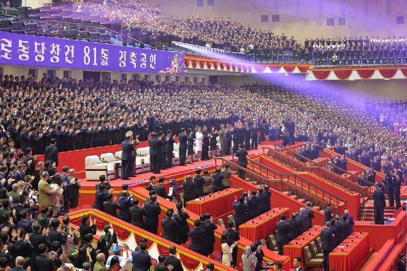 劳动党建党81周年，金正恩一家三口居中，官员、观众起立鼓掌10月10日，朝鲜在平壤体育馆举行劳动党建党81周年庆祝演出